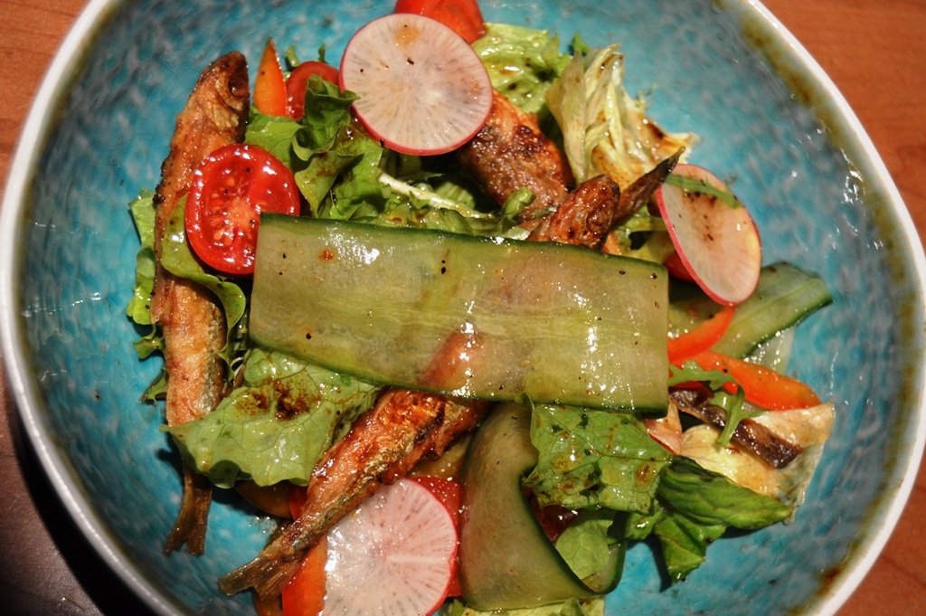 Корюшка с салатом из свежего огурца и кабачком гриль
