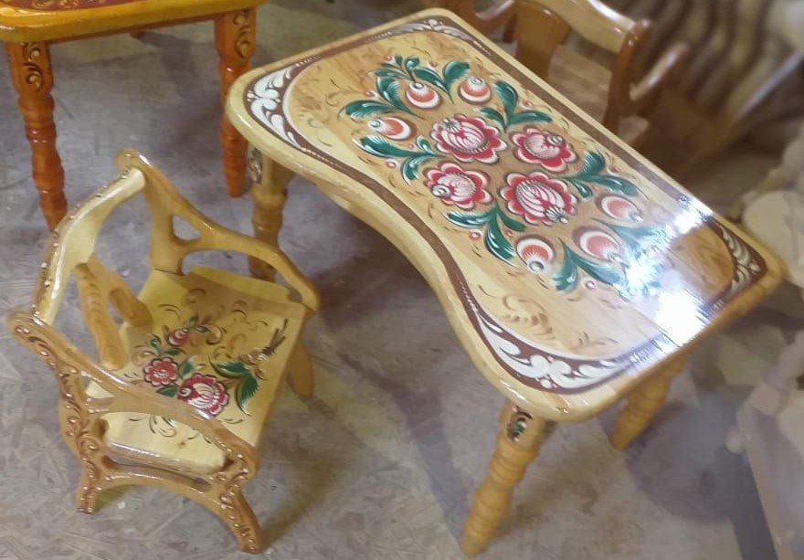 Стол и стул с росписью